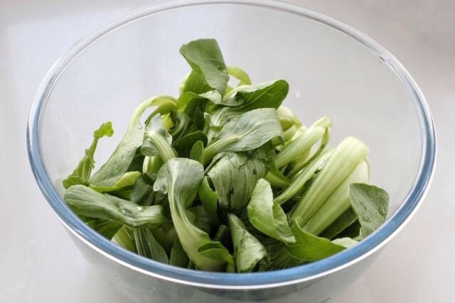 香菇炒青菜,油菜用淡盐水浸泡十分钟,洗净后沥干水分,我买的油菜很小,如果是大棵油菜要掰开。