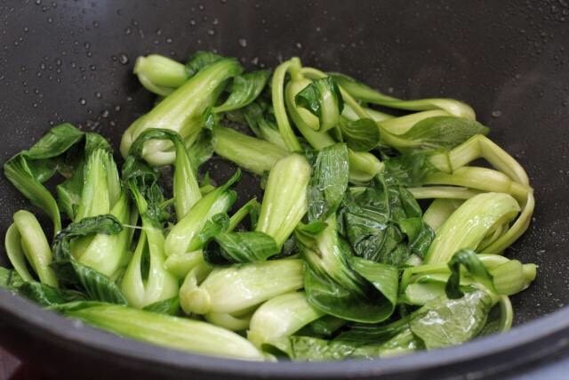 香菇炒青菜,锅中倒适量食用油烧热,放入油菜大火快速翻炒三十秒,然后调入适量盐翻炒均匀盛出。