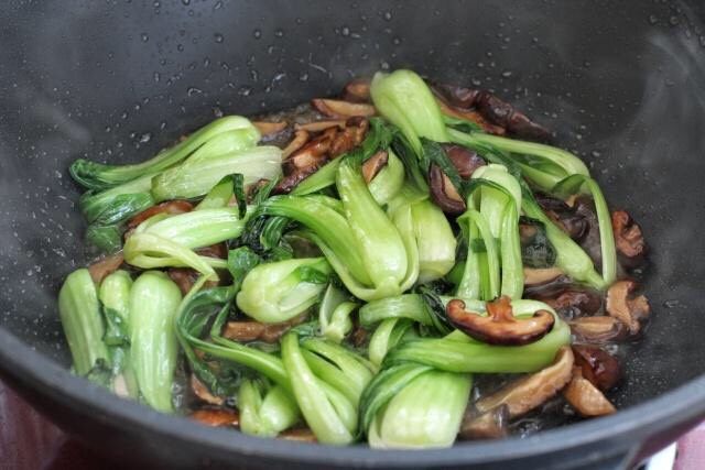 香菇炒青菜,最后放入少许<a style='color:red;display:inline-block;' href='/shicai/ 756'>鸡精</a>,改大火翻炒收汁。