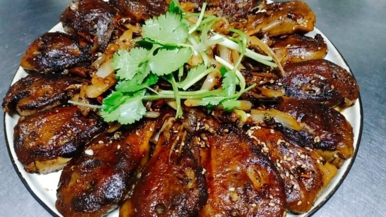 干锅鸭头,摆盘,撒点香菜碎即可。