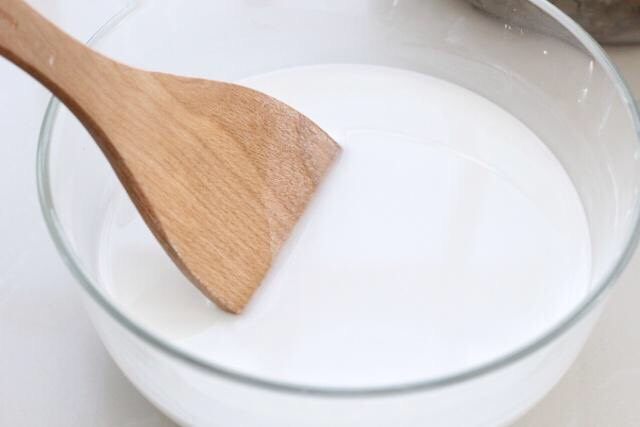 绿豆凉粉,用勺子将绿豆淀粉和清水搅拌均匀,这个步骤是将绿豆淀粉稀释开,一会下锅时就不会成坨了。