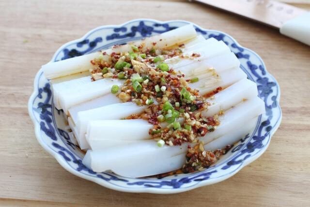 绿豆凉粉,将切好的凉粉码放在盘中,淋入适量的调味汁,食用前拌匀即可。
