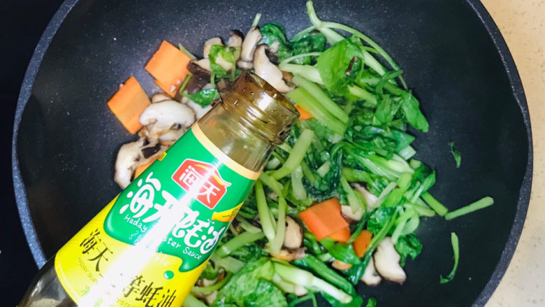 香菇炒青菜,滴入蚝油提鲜，翻炒均匀就可以关火起锅了
