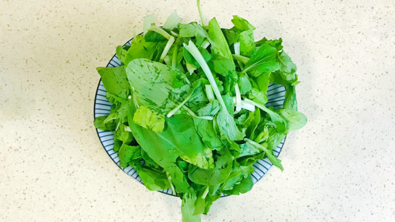 香菇炒青菜,全部洗干净，泡好，控干水分