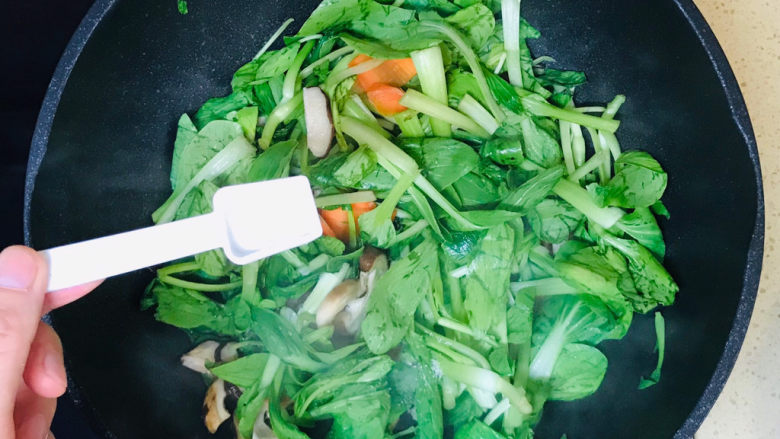 香菇炒青菜,一直翻炒至青菜恹恹，撒上盐调味