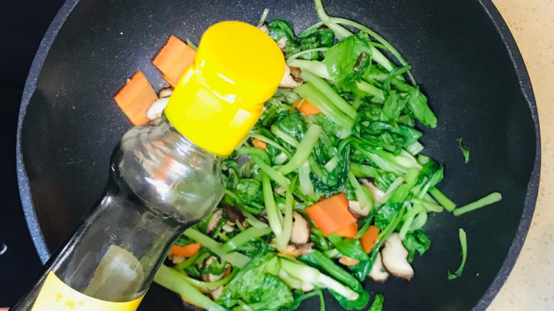 香菇炒青菜,起锅前，淋入香油提香