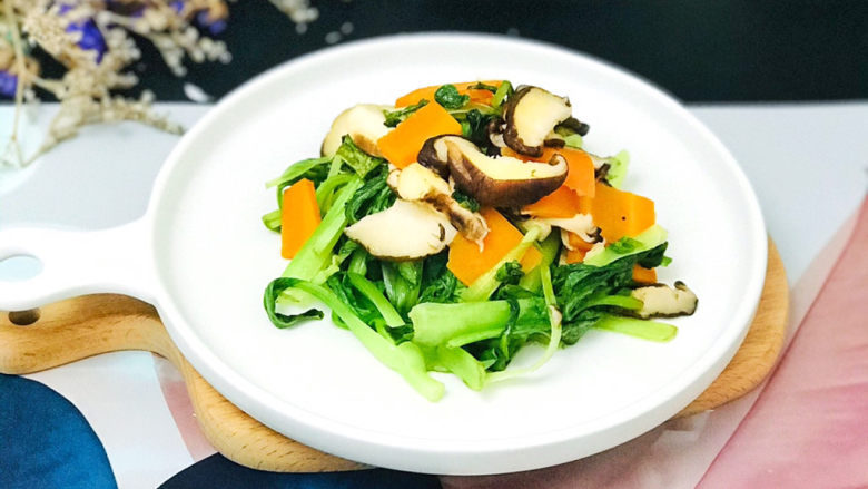 香菇炒青菜,适合夏日的清爽蔬菜