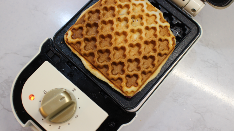 紫薯华夫饼,合上上盖,定时加热5分钟。这款早餐机其中一个优点就是可以定时,再也不担心烤糊了。