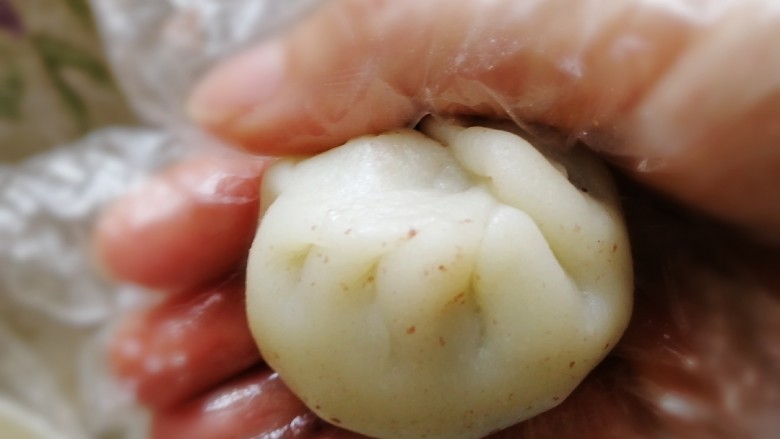 红豆糯米糍,像包包子一样,封口。