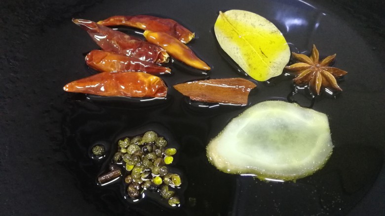 香辣鸡翅尖,放入调料,小火炒香。