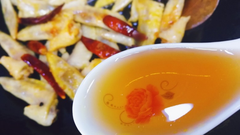 香辣鸡翅尖,放一汤匙<a style='color:red;display:inline-block;' href='/shicai/ 718'>料酒</a>,去腥。