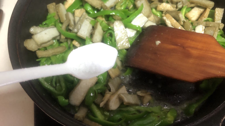 青椒炒香干,放入豆干,加调味品