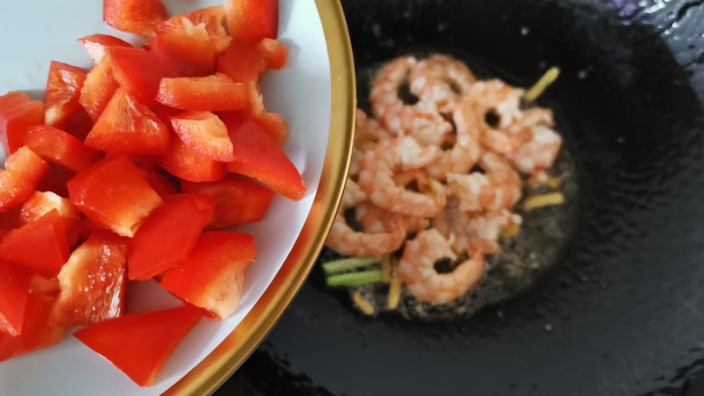 虾仁娃娃菜,虾仁炒至变色,倒入红椒翻炒