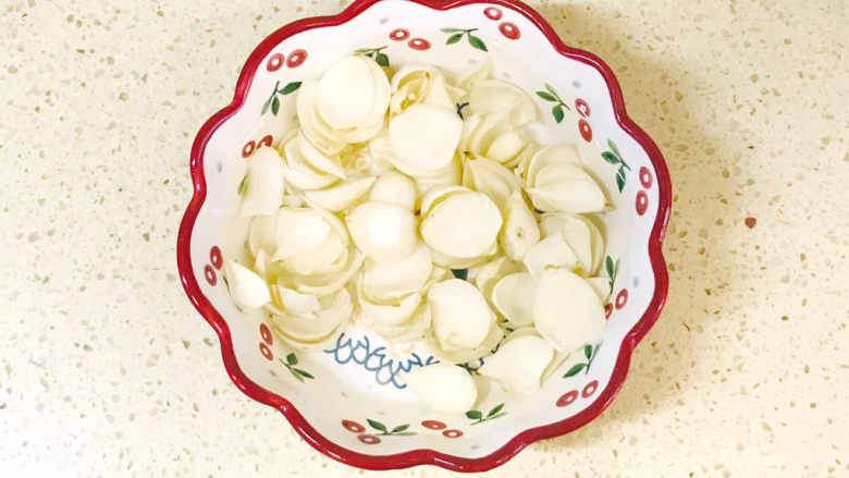 绿豆小米粥,<a style='color:red;display:inline-block;' href='/shicai/ 36'>百合</a>去掉外皮,清洗干净,掰成一瓣瓣的