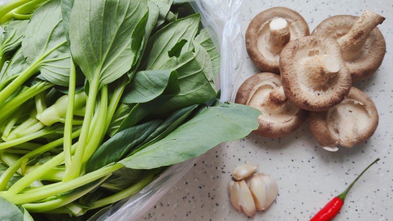 香菇炒青菜,首先我们准备好所有食材