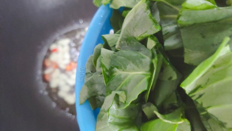 香菇炒青菜,转大火,下青菜