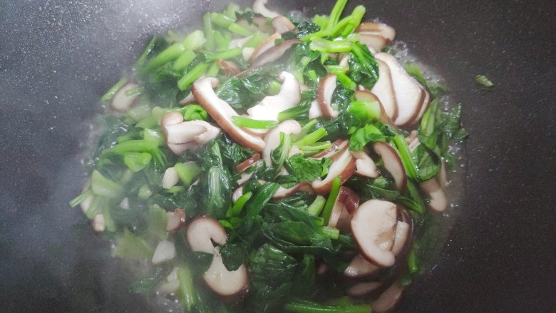 香菇炒青菜,翻炒至青菜和香菇稍稍变软,体积变小