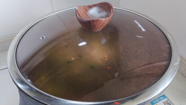 香菇炒青菜,盖上锅盖,转小火,焖煮1分钟