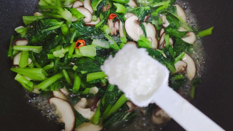 香菇炒青菜,加一小勺细砂糖,翻炒均匀即可