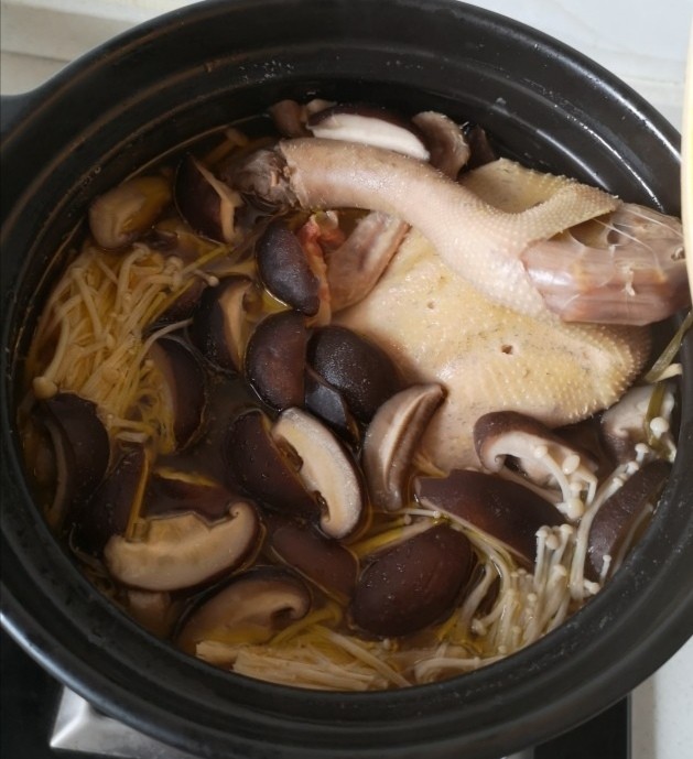 老鸭煲,烧到两小时的时候,放入香菇,金针菇,黑木耳