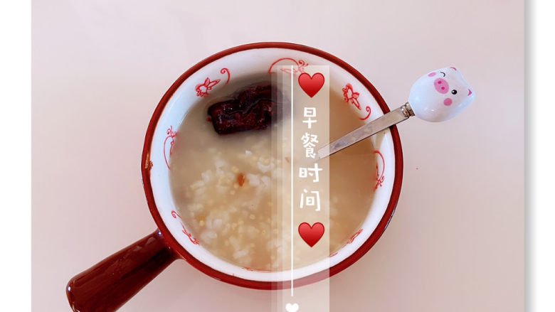 绿豆小米粥,锅里的这些材料放在一起,将电压力锅压调节到煮粥的档位。煮好后即可食用。