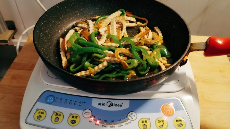 青椒炒香干,翻炒均匀 关火