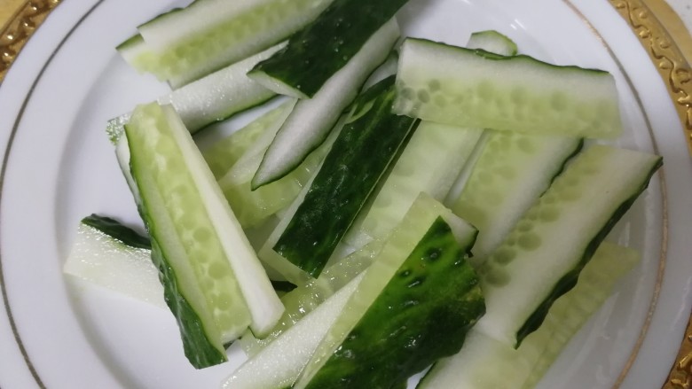 凉拌香干,黄瓜切片。
