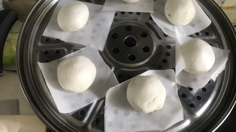 红豆糯米糍,全部包完垫上油纸,水烧开上锅蒸15分钟