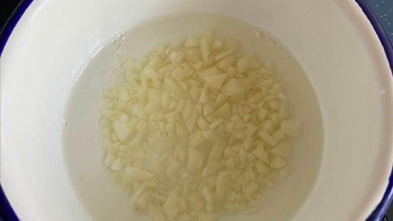 麻辣臭豆腐,蒜剁成末,用清水泡着备用