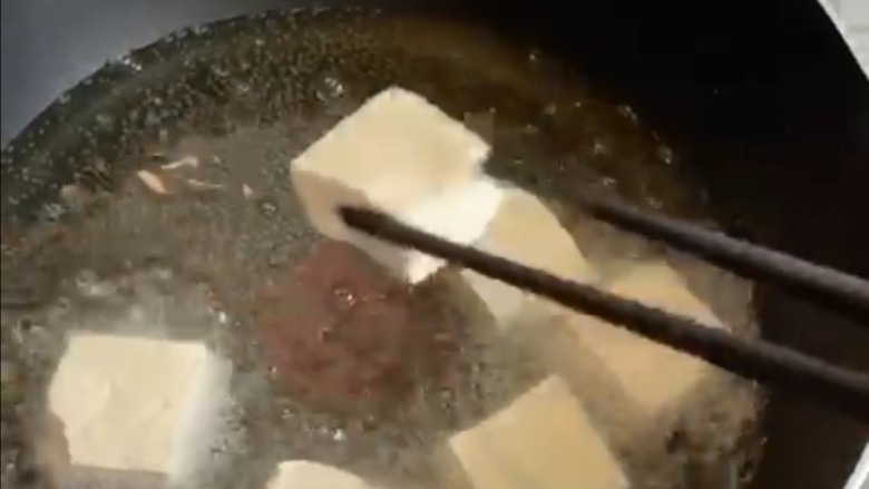 麻辣臭豆腐,把臭豆腐贴着油放下去,还是中火