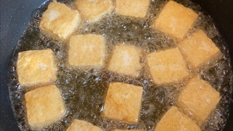 麻辣臭豆腐,炸两三分钟就可以翻面,不时得要拿筷子推一推