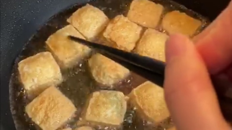 麻辣臭豆腐,整体时间六分钟差不多,表面很容易戳进去,就可以关火