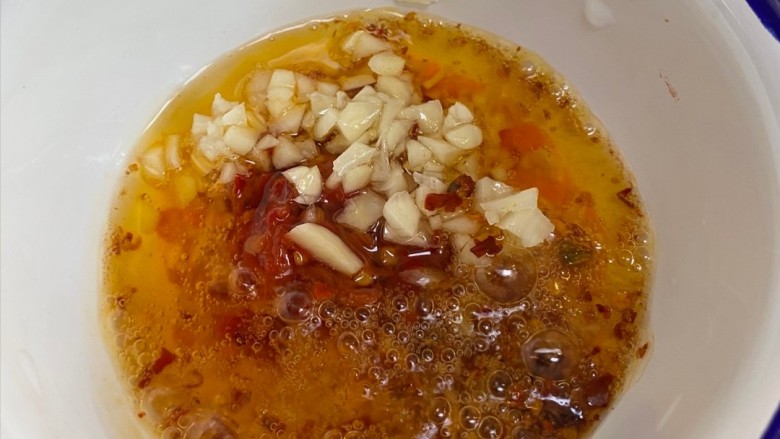 麻辣臭豆腐,炸完臭豆腐的油很热,用汤勺舀一小勺,淋在调料里,调料一定要用热油才会香