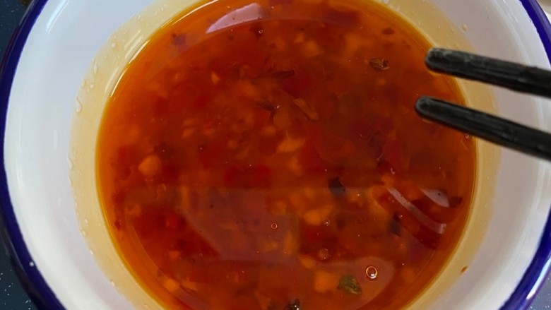 麻辣臭豆腐,倒入蒜水,加入<a style='color:red;display:inline-block;' href='/shicai/ 9251'>麻椒油</a>,搅拌均匀即可