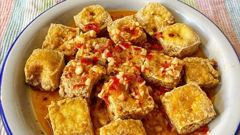 麻辣臭豆腐,将卤汁倒在臭豆腐上,趁热就可以吃了