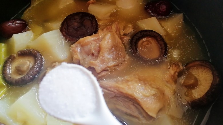 老鸭煲,好香,煲好加1小勺盐调味。