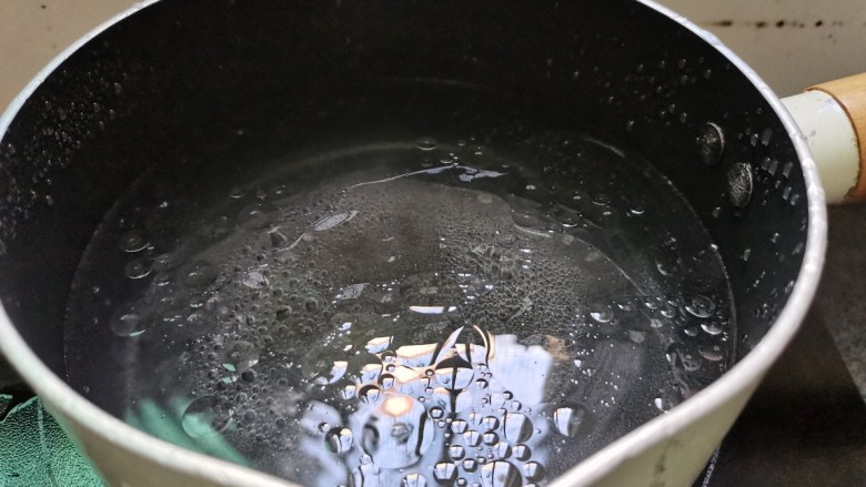 凉拌秋葵,奶锅放入适量的水,滴入数滴食用油