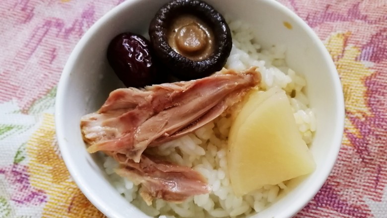 老鸭煲,米饭来啦,吃肉、喝汤。
