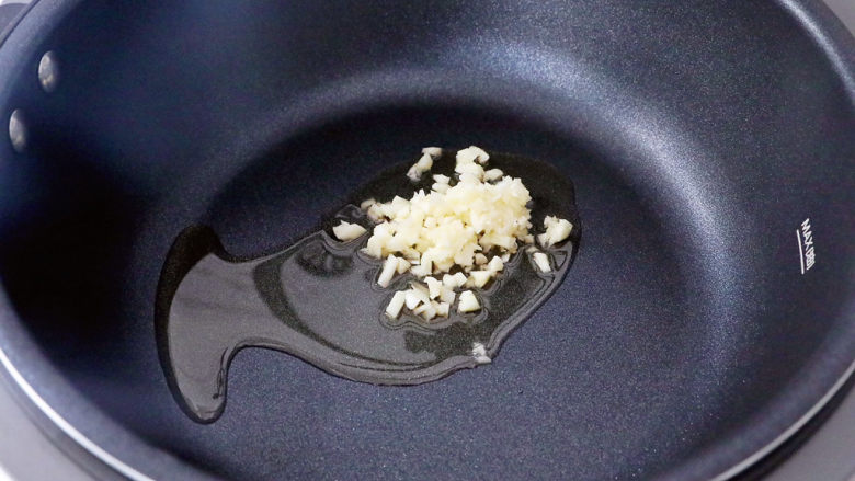 番茄浓汤饺子,锅中倒入适量的食用油烧热,放入蒜末