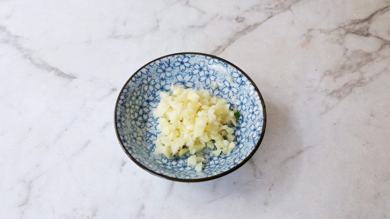 番茄浓汤饺子,蒜切末