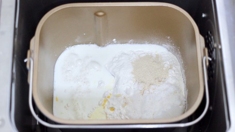 牛奶杏仁小餐包,把称重的所有食材,除去黄油全部放入面包机里和面10分钟。