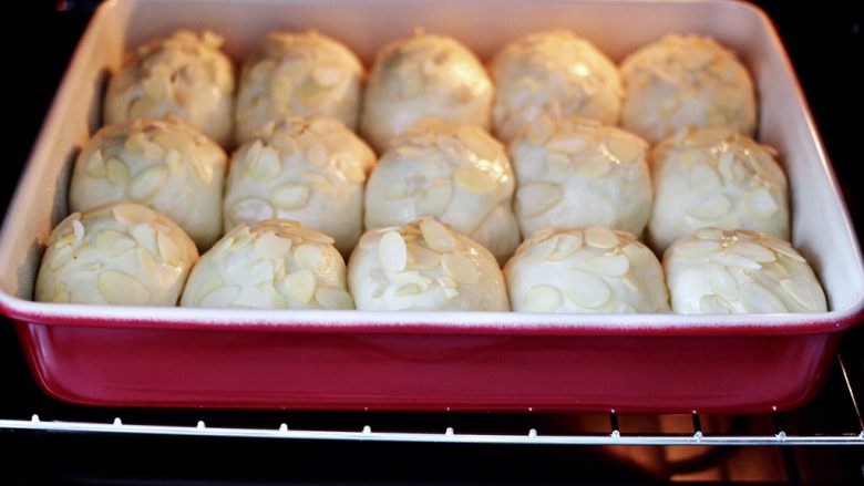 牛奶杏仁小餐包,烤箱170度提前预热10分钟,把小餐包放入烤箱中层。