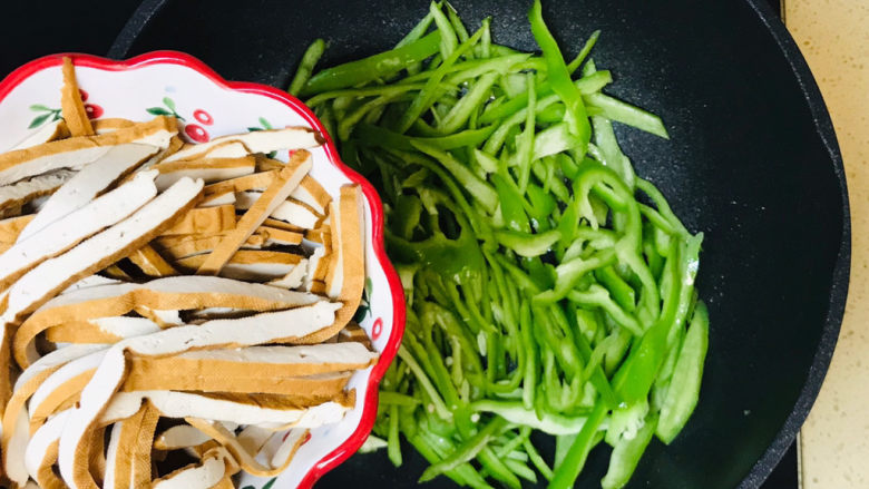 青椒炒香干,煸炒出辣味,加入香干条,一起翻炒