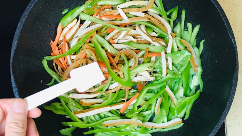 青椒炒香干,看到蔬菜恹恹,撒入盐