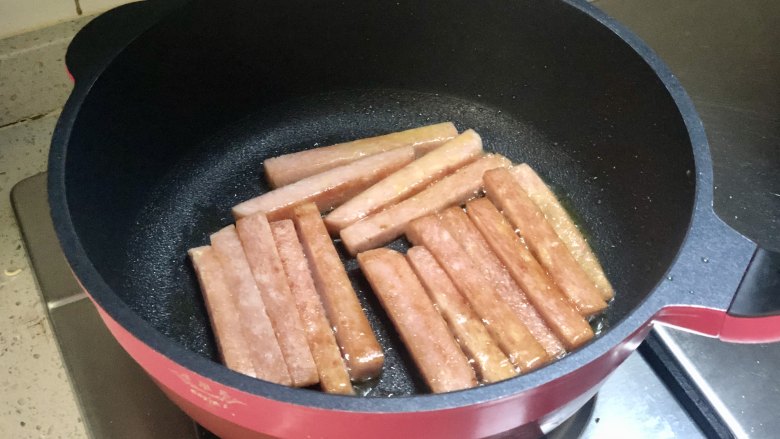 快手午餐肉蔬菜卷饼,<a style='color:red;display:inline-block;' href='/shicai/ 427'>午餐肉</a>切成条,用平底锅煎至金黄