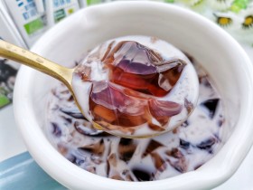 蓝莓冻撞奶