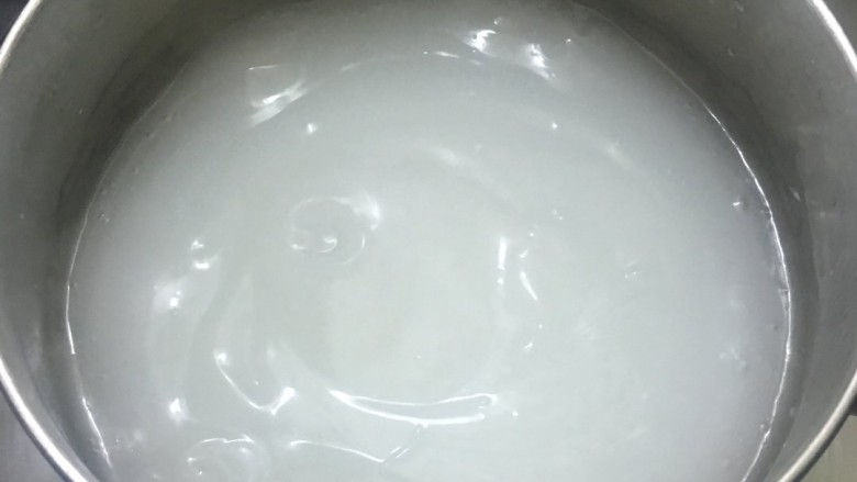绿豆凉粉,开大火烧开后,转成小火不停的搅拌,煮至透明浓稠时,关火