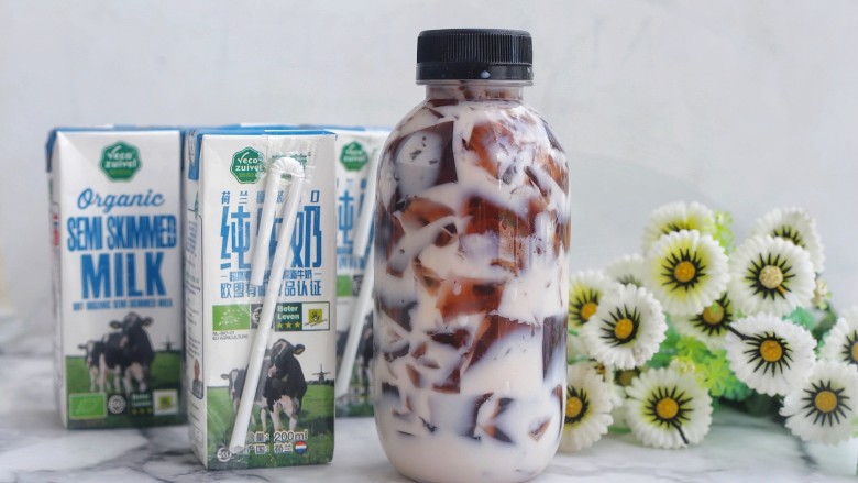 蓝莓冻撞奶,口感香醇,而且低脂低卡,冰冰爽爽,
