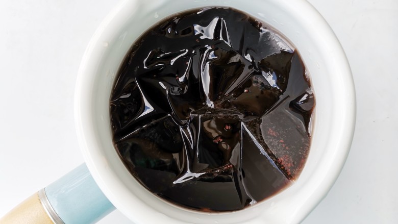蓝莓冻撞奶,凝固后的蓝莓冻,用勺子舀入杯中,