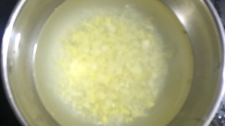 绿豆凉粉,蒜拍碎剁成泥,加适量凉开水制成蒜水